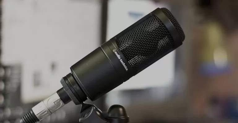 amply bị ù khi cắm mic