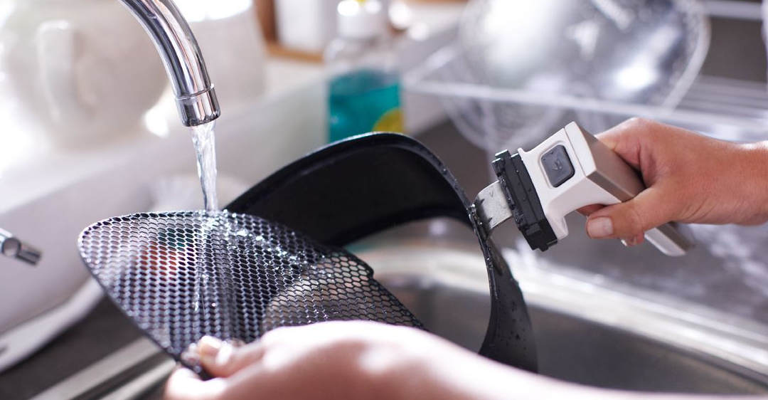 Những lưu ý khi vệ sinh và bảo quản nồi chiên không dầu