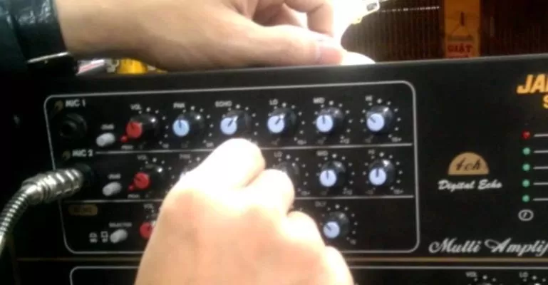 tại sao amply bị hú