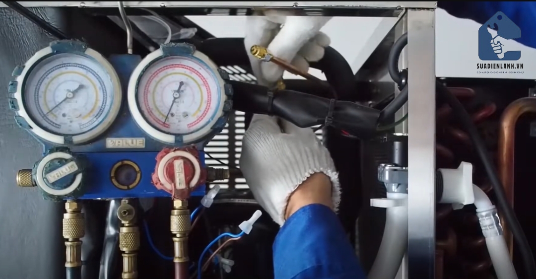 thợ sửa chữa máy làm đá tại nhà