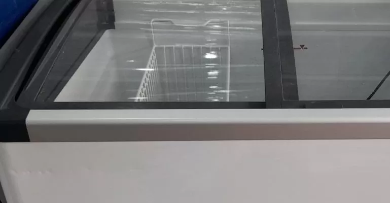 tủ đông bị đổ mồ hôi