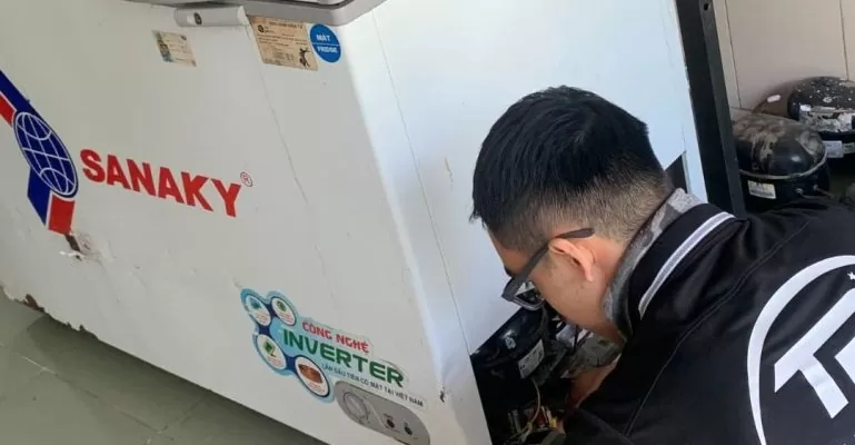 tủ đông bị thủng