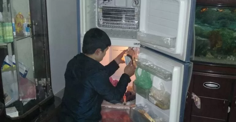 Sửa tủ lạnh bị móp bằng đá khô