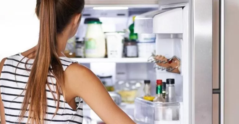 cửa tủ lạnh bị xệ