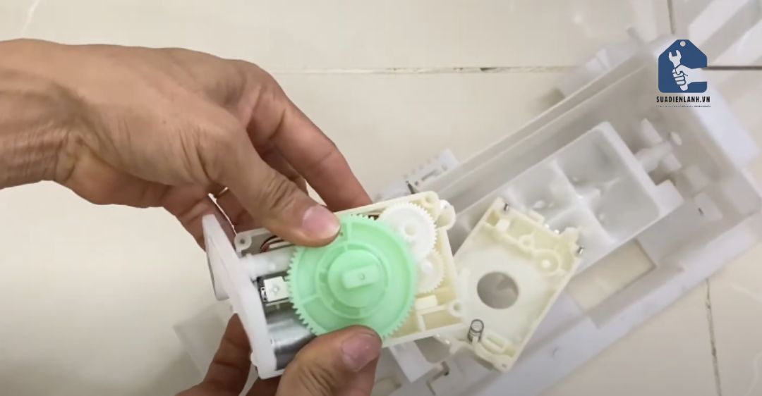 điều chỉnh bộ phận núm bị nghiêng sang một bên