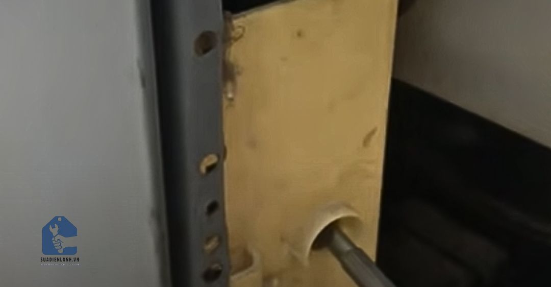 dùng tua vít để chuyển chế độ xả đá