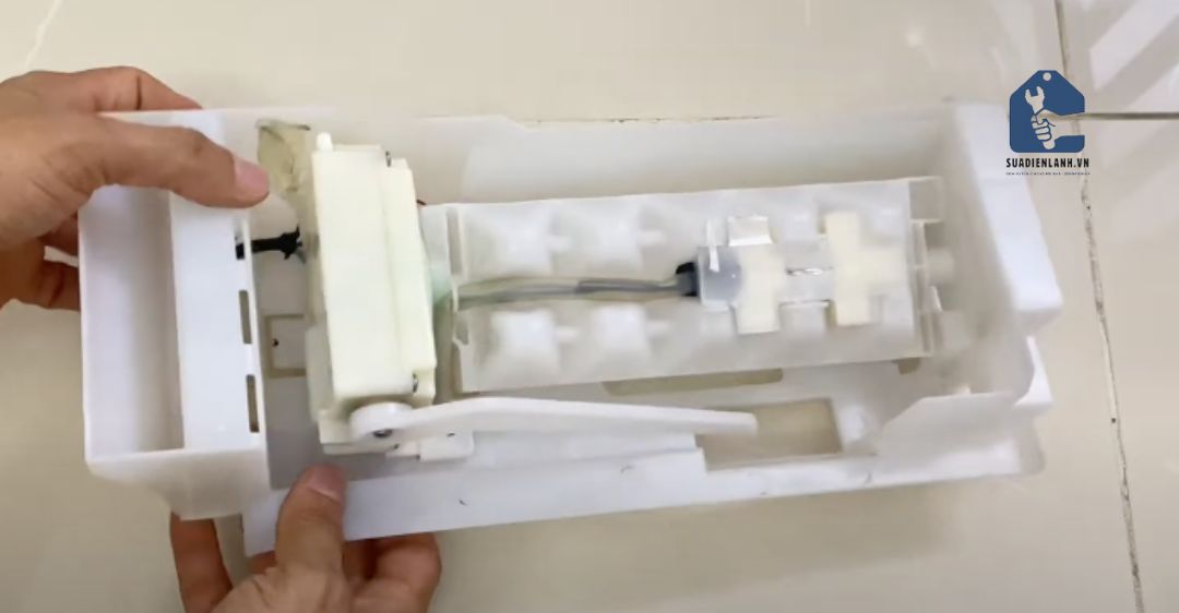 kiểm tra bộ phận xả đá