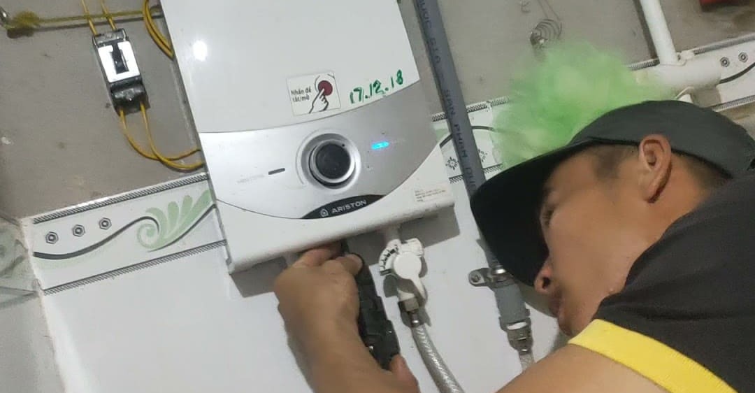 máy nước nóng ariston không lên nguồn