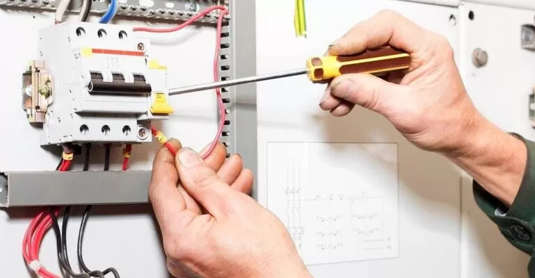 máy nước nóng bị nhảy cb