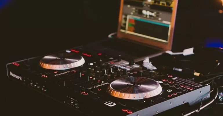 Tổng hợp những nguyên nhân bàn DJ bị chập cháy