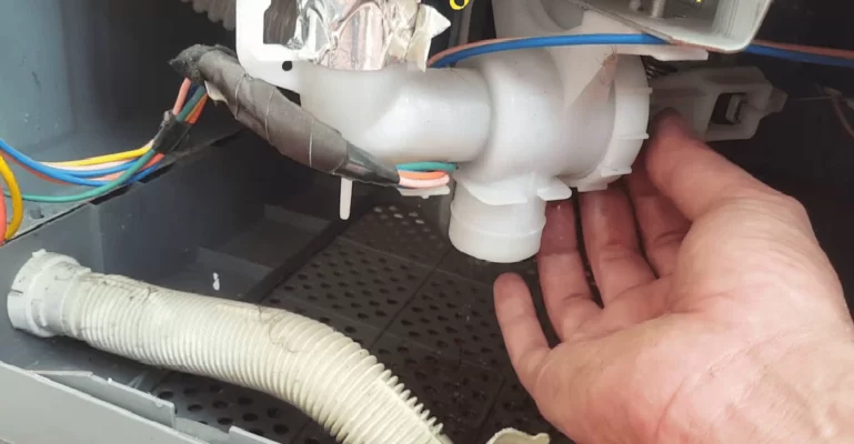 nguyên nhân máy giặt không đóng van xả nước