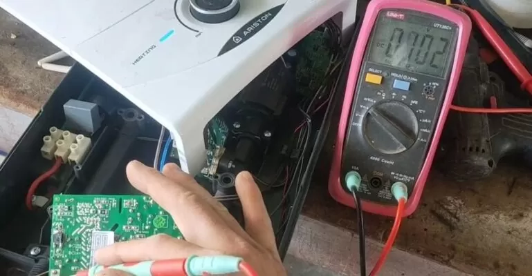 nguyên nhân máy nước nóng ariston không lên nguồn