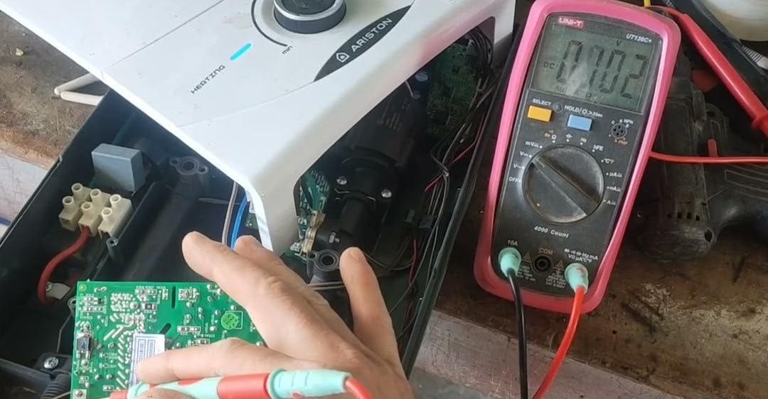 nguyên nhân máy nước nóng ariston không lên nguồn