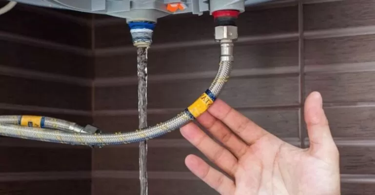 nguyên nhân máy nước nóng bị chảy nước