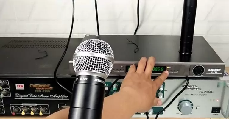 Hướng dẫn cách kết nối Micro không dây vào amply