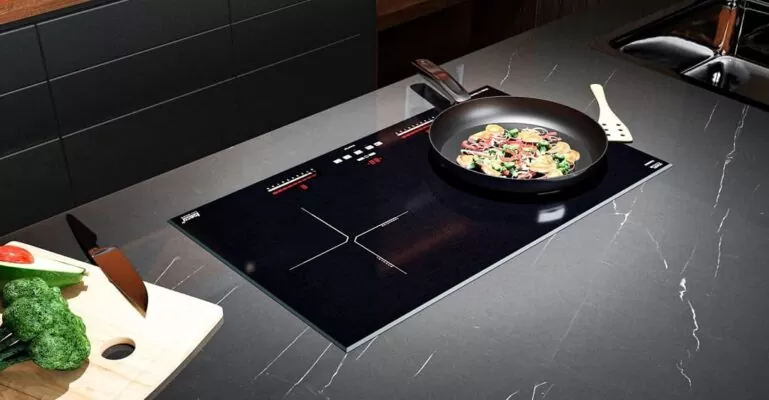 Mặt kính bếp từ bị nứt do nấu ở nhiệt độ cao quá lâu