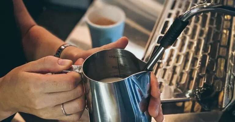 cách đánh bọt sữa capuchino bằng máy