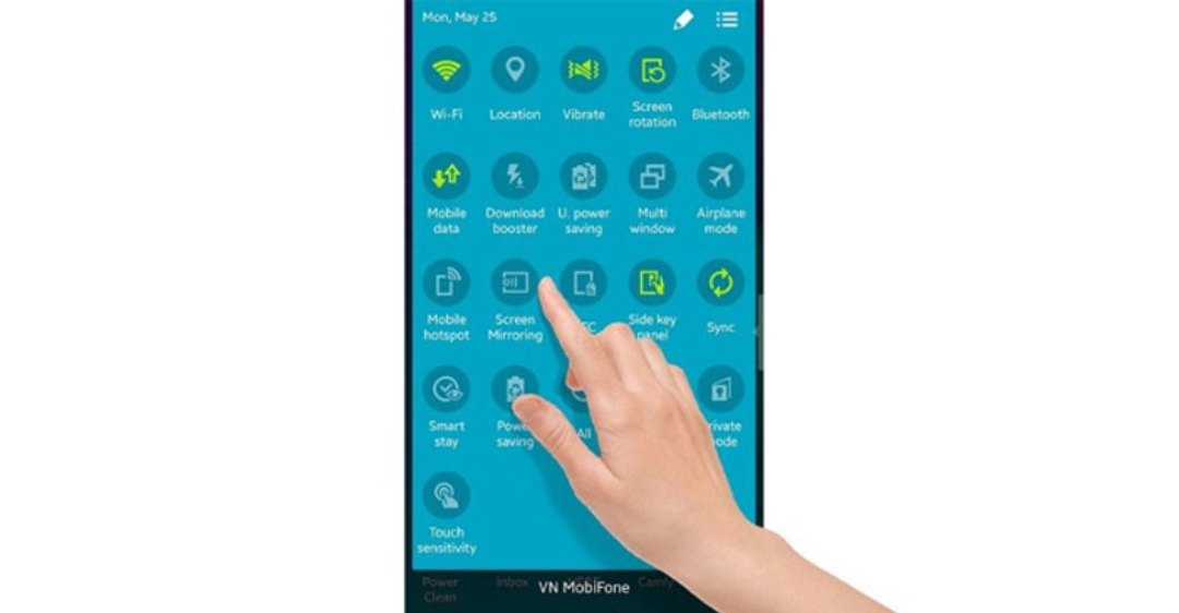 Khởi động tính năng Screen Mirroring trên điện thoại