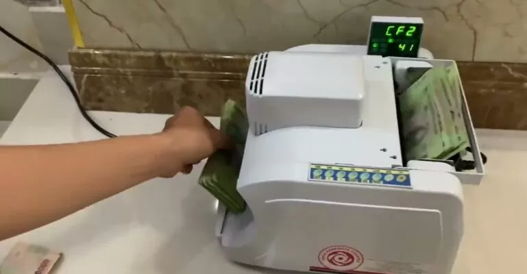 máy đếm tiền báo lỗi cf2