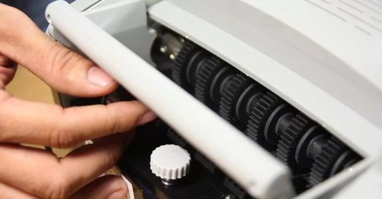 Máy đếm tiền bị kẹt