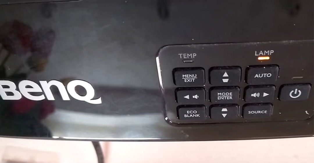 Khắc phục máy chiếu báo lỗi đèn lamp