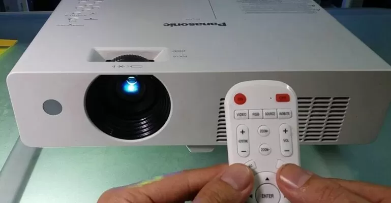 Máy chiếu bị khóa phím