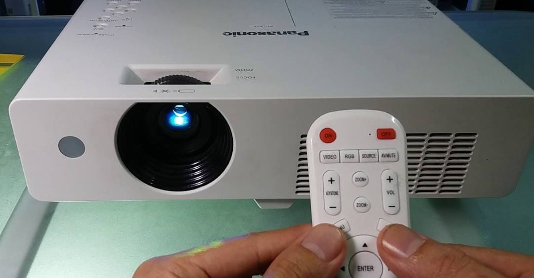 Máy chiếu bị khóa phím