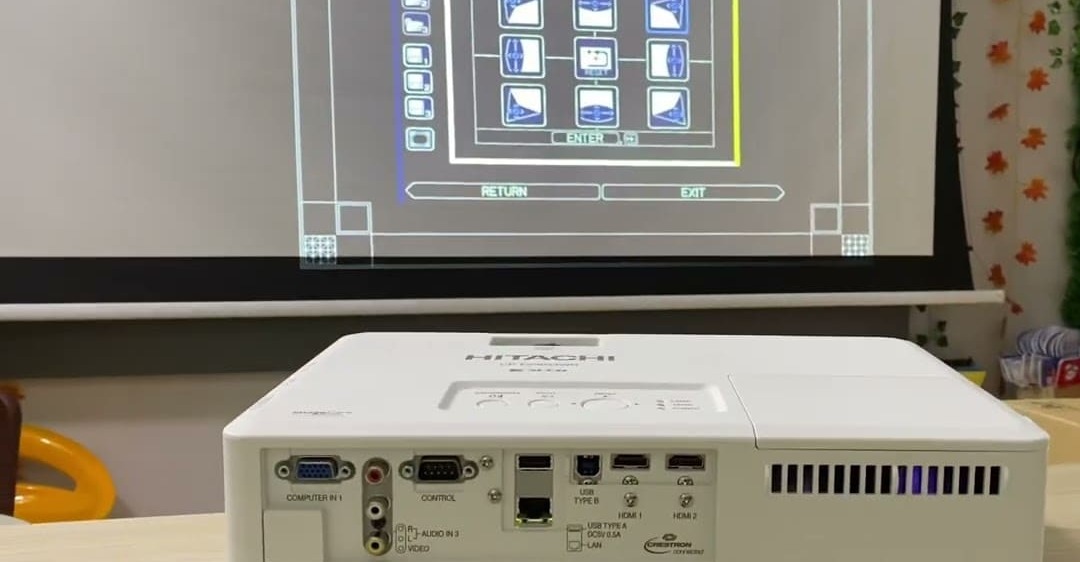 cách chỉnh máy chiếu bị lệch hình