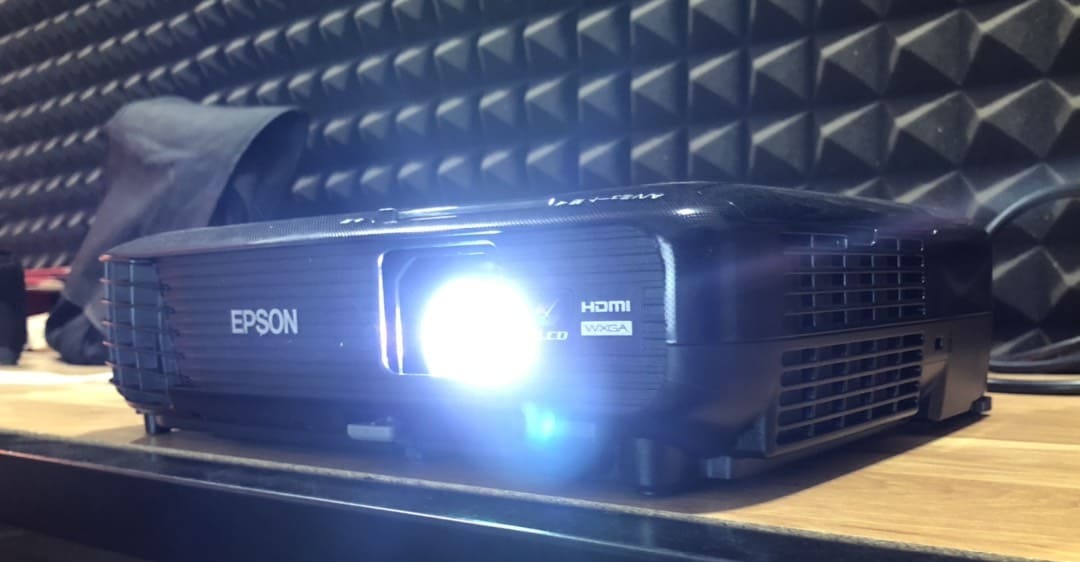 nguyên nhân máy chiếu epson bị mờ