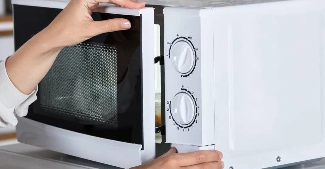 sửa cửa lò vi sóng bị hở