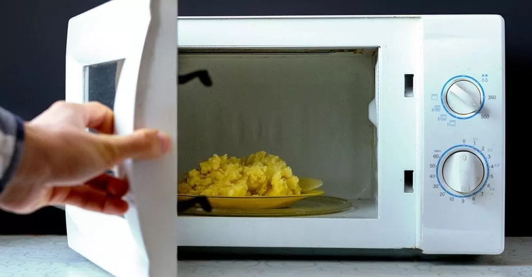 sửa lò vi sóng bị nổ cầu chì