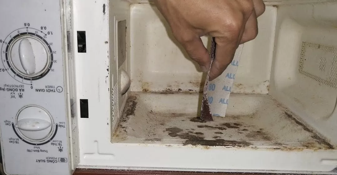sửa lò vi sóng bị thủng