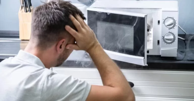 cách làm sạch lò vi sóng sai lầm