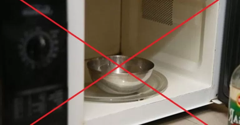 cho vật dụng kim loại vào lò vi sóng