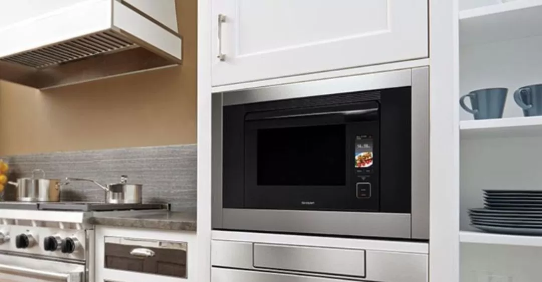 Đặt lò vi ba trên nóc tủ lạnh