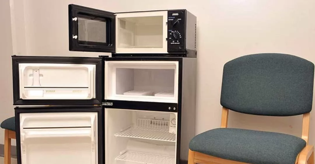 Đặt lò vi sóng trên nóc tủ lạnh