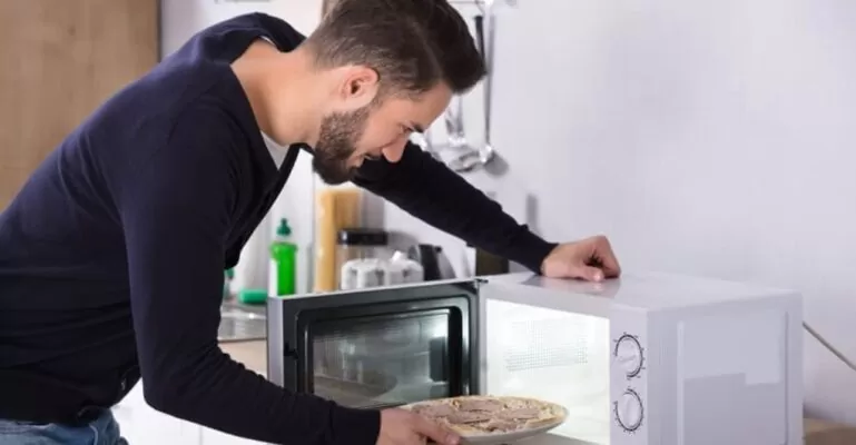 Đứng gần lò vi sóng