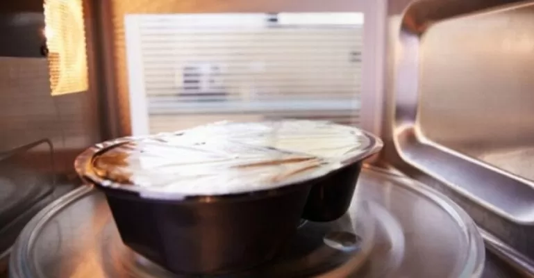 Dùng màng bọc thực phẩm trong lò vi sóng