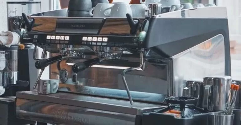 Khởi động máy pha cà phê