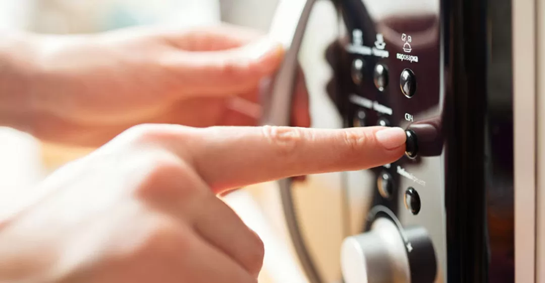 Nút mở cửa lò bị hỏng