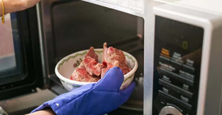 sai lầm khi rã đông bằng lò vi sóng