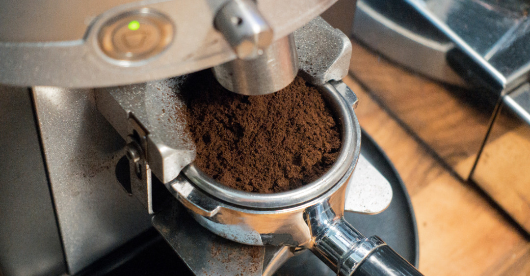 Hướng dẫn cách khắc phục vấn đề dùng hạt cà phê sai cỡ máy pha cà phê