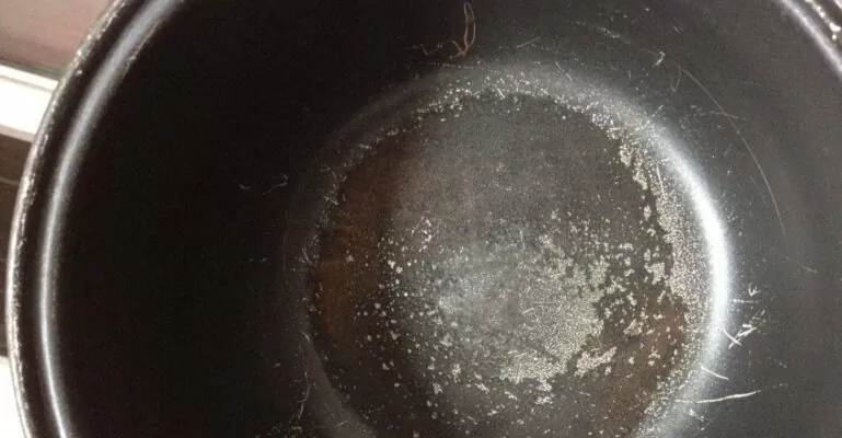 nồi cơm điện bị trầy xước lớp chống dính