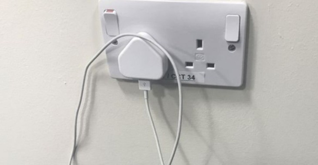 quạt tích điện sạc không vào