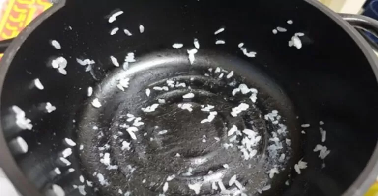 cách nấu cơm không bị dính nồi