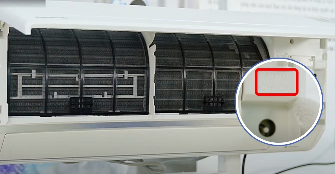 bấm nút tắt máy lạnh bên trong dàn lạnh