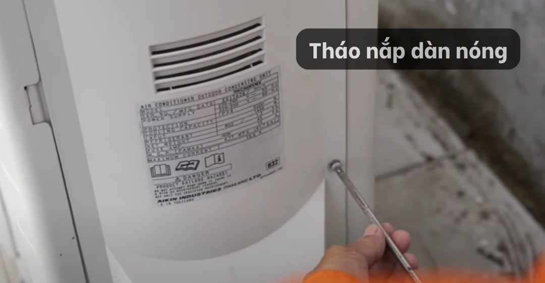 Tháo nắp cục nóng