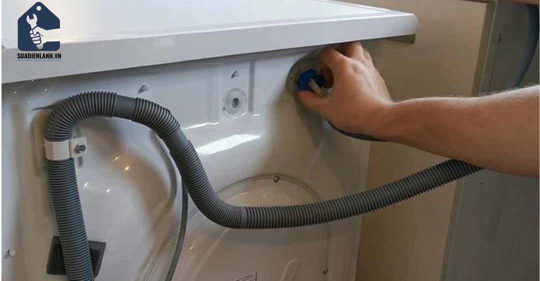 Ống cấp nước bị tắc hoặc bị gấp khúc