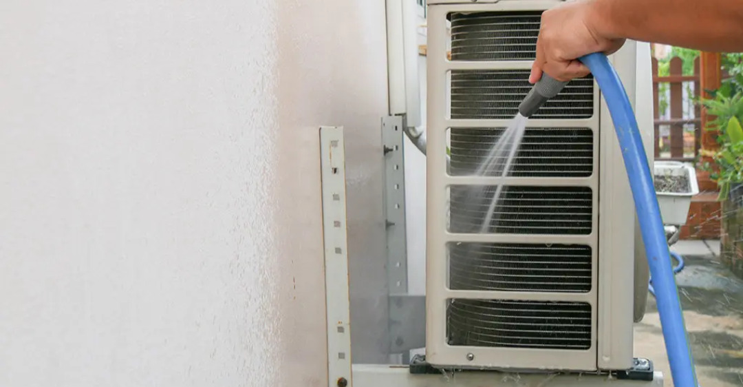 có nên xịt nước vào cục nóng máy lạnh