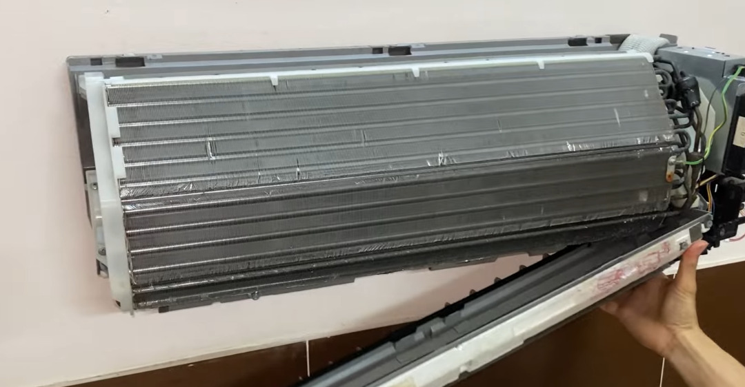 Tháo máng nước và vệ sinh sạch sẽ